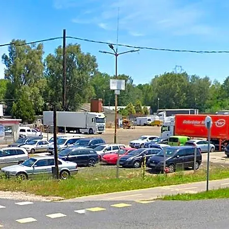 Frank's Truck Parking & Diner Apart-hotel Győr